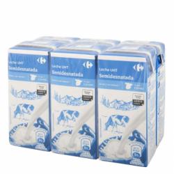 Leche semidesnatada Carrefour pack de 6 briks de 200 ml.