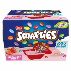 Yogur de fresa con grageas de chocolate Nestlé Smarties pack de 2 unidades de 128 g.